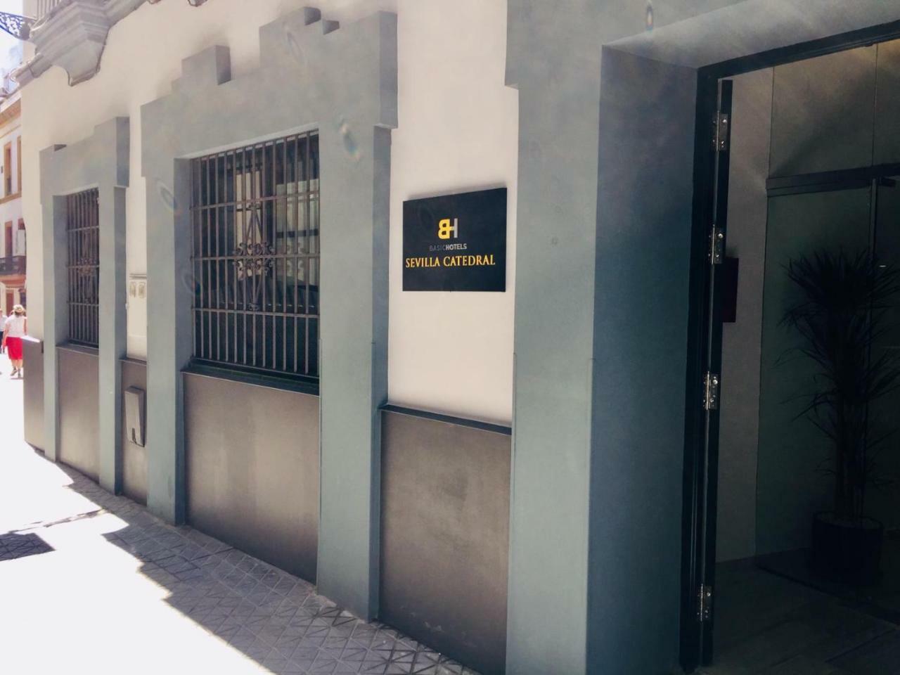 Basic Hotel Sevilla Catedral Exterior photo